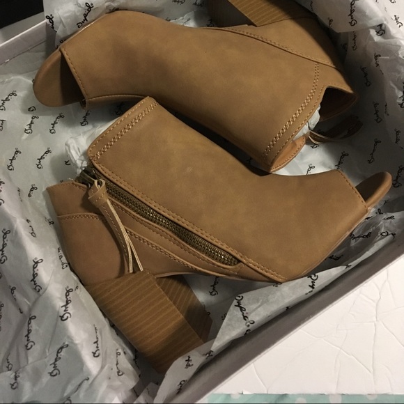 Qupid Shoes - New with Box! Cute Booties 6